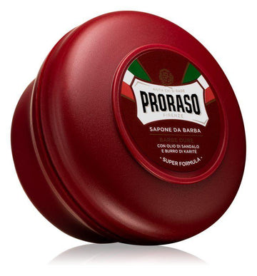 En burk Proraso Sandalwood Shaving Cream på en vit yta bredvid raknings tillbehör.