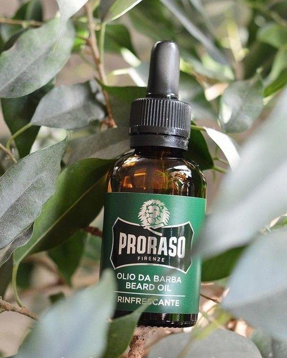 En flaska Refresh Beard Oil sitter i ett träd och återfuktar. (Proraso)