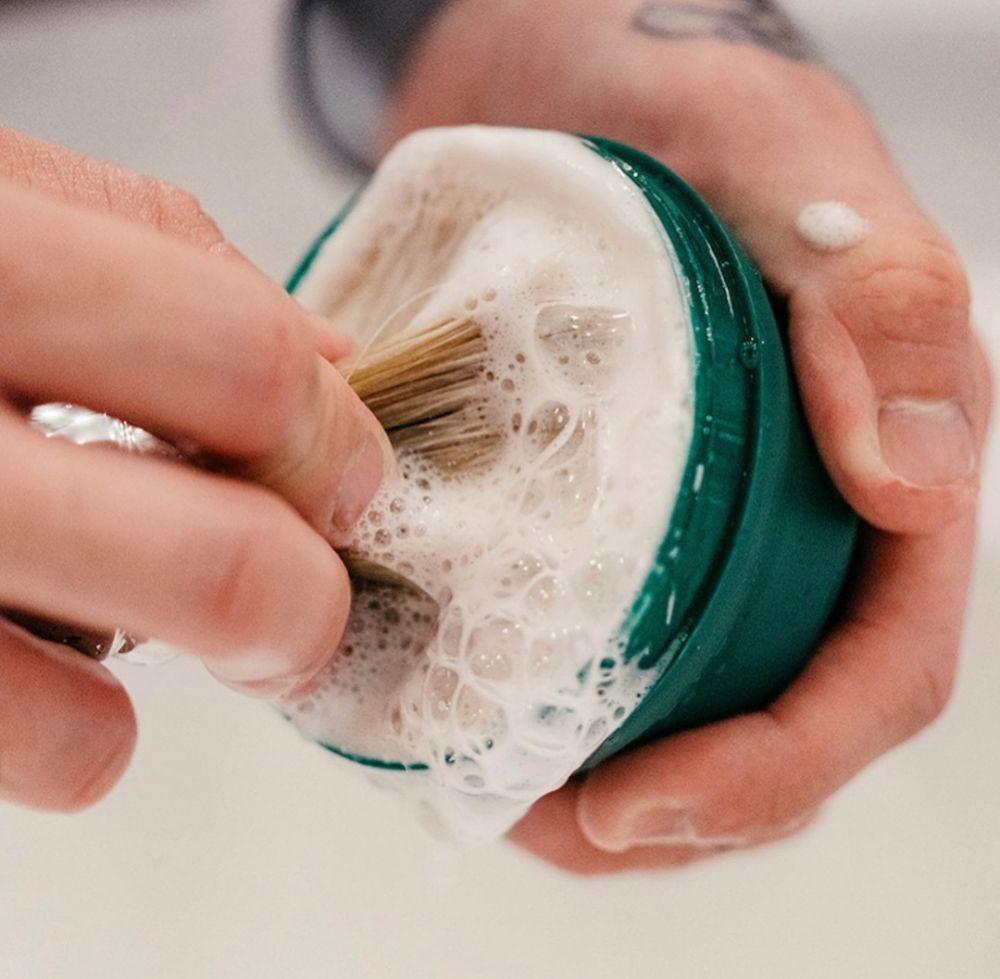 En person rakar sig med en Proraso Raktvål i skål - Eukalyptus och mentolbehållare.